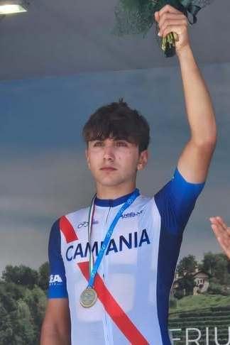 https://sport.quotidiano.net/image-service/view/acePublic/alias/contentid/YzM0YmM1NTQtODE2Yy00/0/team-ballerini-pascarella-terzo-nella-corsa-tricolore.jpeg