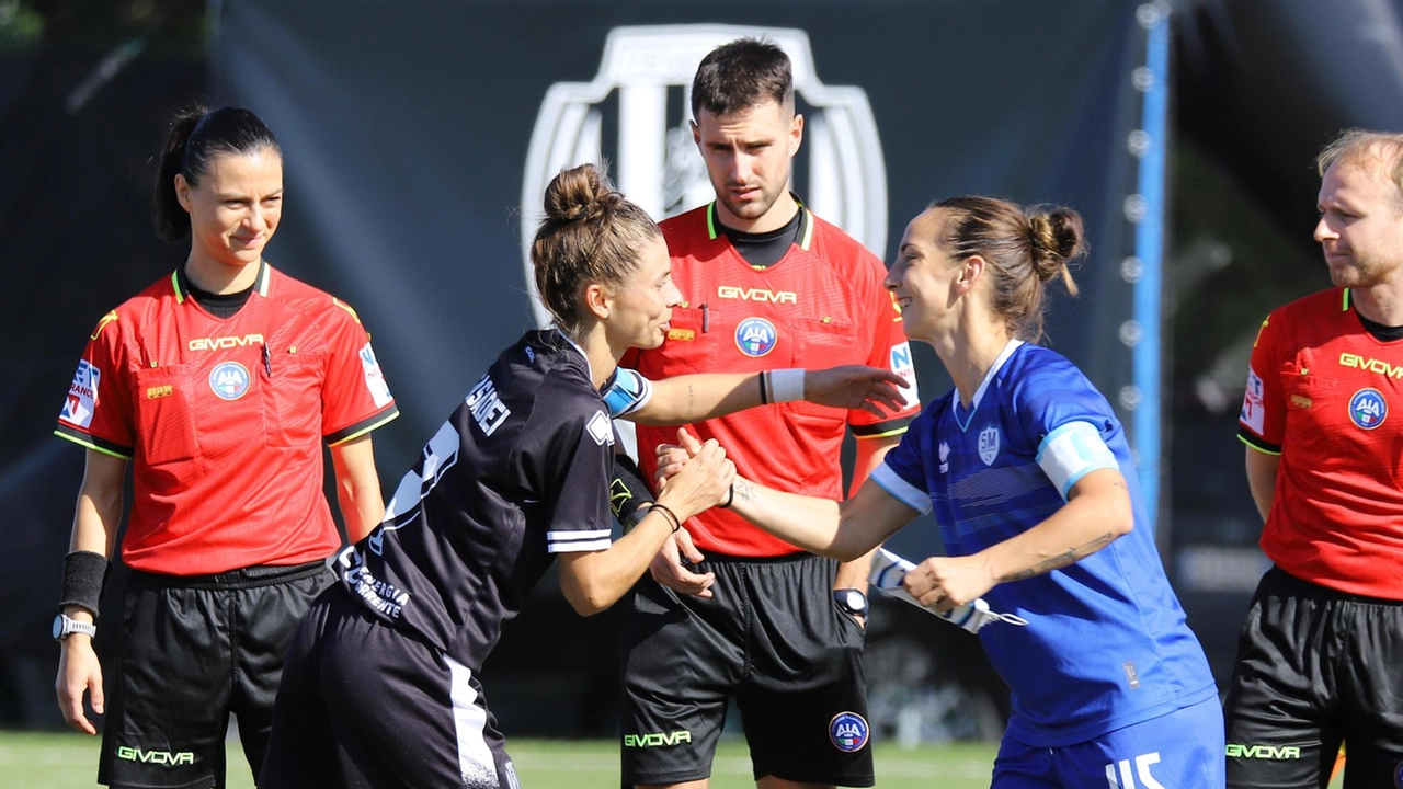 Stretta di mano delle capitane al fischio d’inizio del derby (. foto CesenaFc