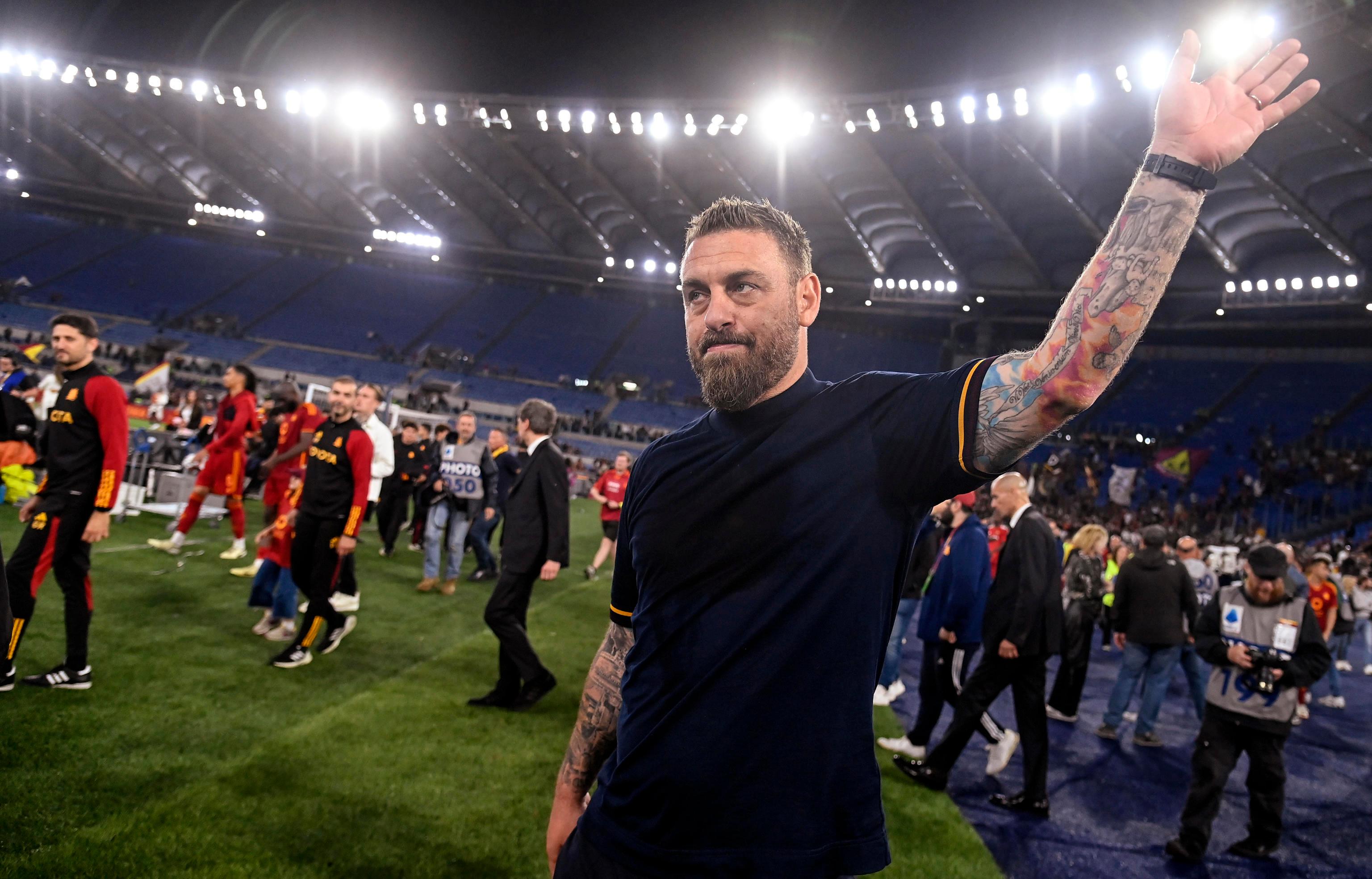 https://sport.quotidiano.net/image-service/view/acePublic/alias/contentid/YzM2ODVlYTYtMDdkMC00/0/roma-esonera-de-rossi-decisione-per-interesse-squadra.jpeg