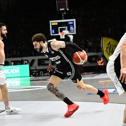 La Virtus Bologna batte Trento 80-75 e affianca Brescia al vertice