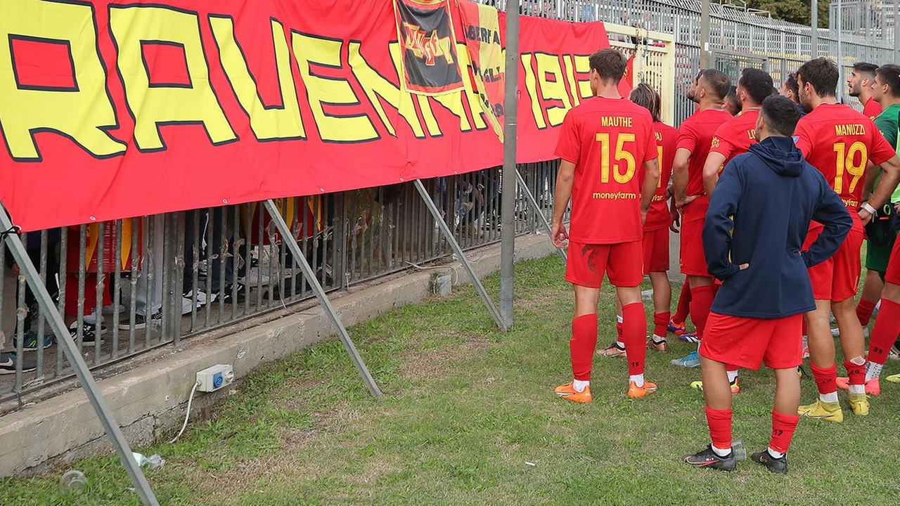 La contestazione dei tifosi ravennati dopo la sconfitta di domenica scorsa contro il Sasso Marconi (1-2). Sono tre i ko in sole cinque giornate di campionato (foto Zani