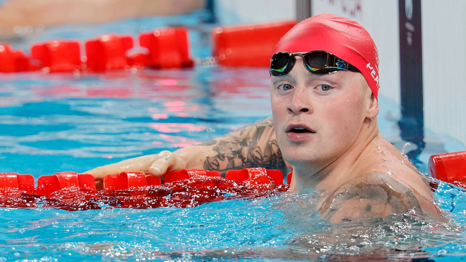 Il campione di nuoto ha raccontato di aver visto vermi nel pesce: è solo l’ultima polemica di una edizione che sul piano organizzativo lascia molto a desiderare