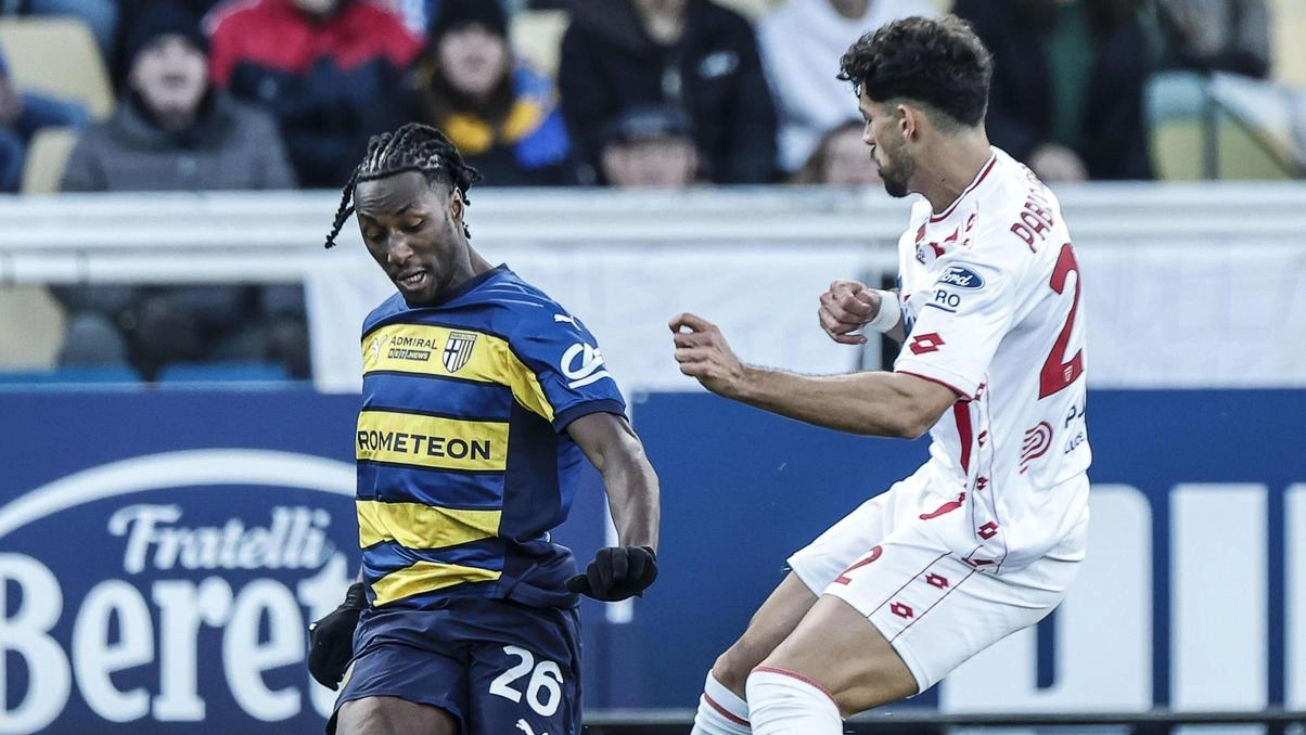 Momento chiave al Tardini: Pablo Marì interviene su Coulibaly e La Penna concede il calcio di rigore dopo l’on-field review, espellendo lo spagnolo