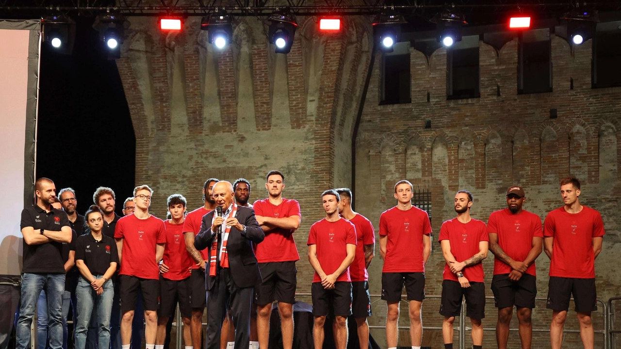 Serie A2, squadra e staff sul palco della Rocca. Il presidente Fava: "Sentiamo entusiasmo ed energia positiva, grazie a tutti"