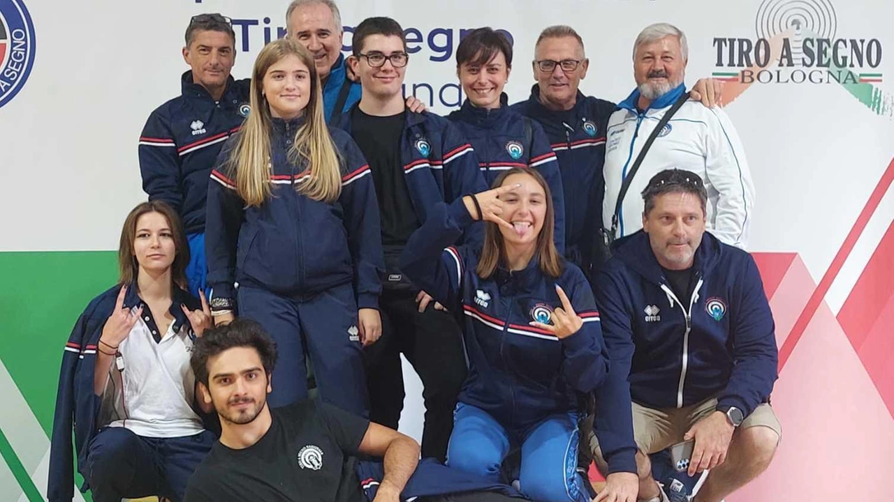 La squadra del Tiro a segno Spezia in evidenza ai campionati italiani disputati a Bologna, dove ha centrato numerose medaglie