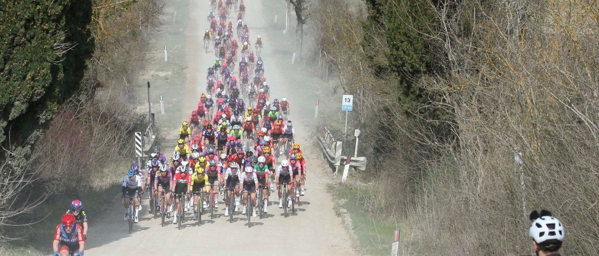 Strade Bianche, la festa del ciclismo in Toscana: gara femminile, sfida nel vivo