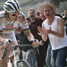 Strade Bianche 2025, Pogacar fa tris (con caduta impressionante). L'ordine d'arrivo