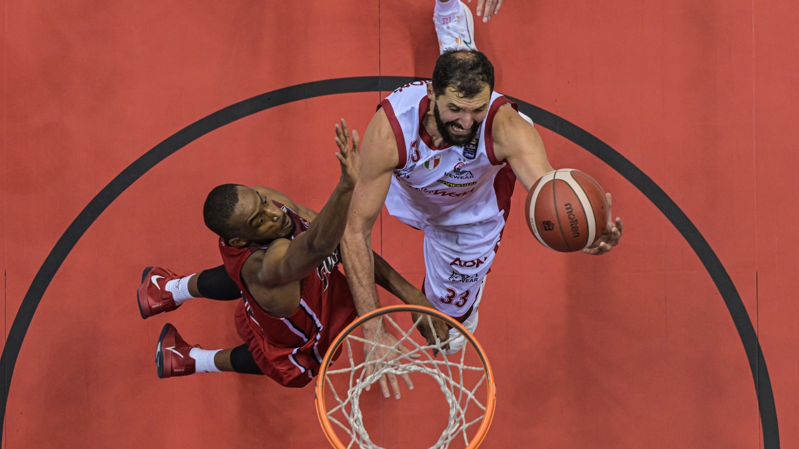 Il serbo Nikola Mirotic, ala grande dell'Olimpia Milano, a canestro al PalaRubini: alla fine, però, vince la matricola Trieste