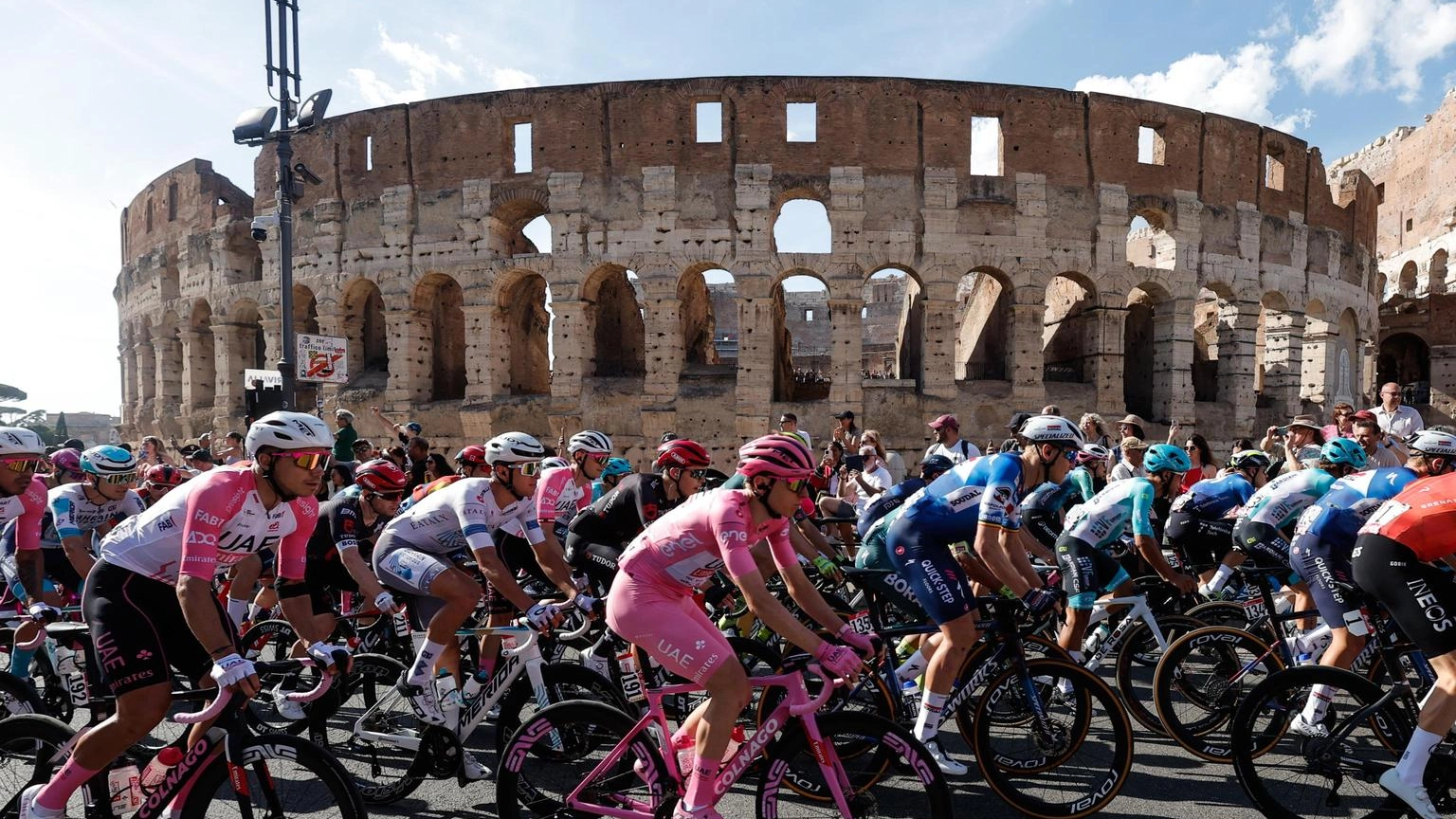 Pogacar vince il Giro d'Italia, ultima tappa a Merlier
