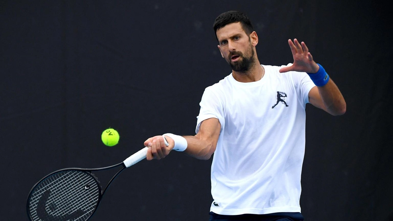 Novak Djokovic si esprime sulla mancanza di trasparenza nei casi di doping nel tennis, citando Sinner e Swiatek.