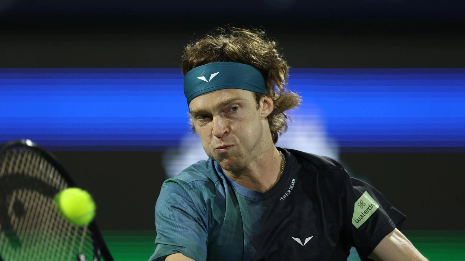 Tennis: urla contro l'arbitro, Rublev squalificato a Dubai