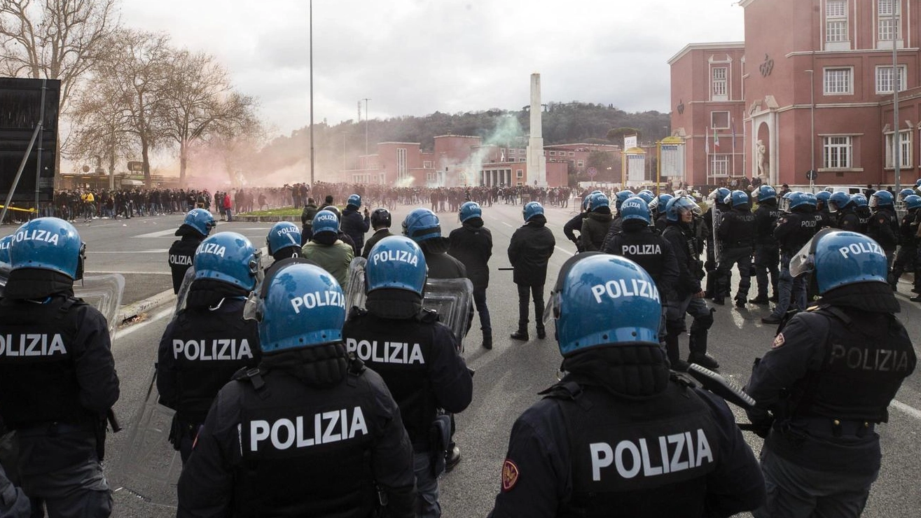Circa 200 laziali e un centinaio di romanisti si sono affrontati davanti al Foro Italico. Intervento della polizia con i lacrimogeni. fermato il capo ultras biancoceleste Corbolotti