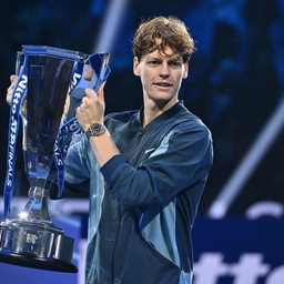 Jannik Sinner sfida Alexei Popyrin in un'esibizione a Melbourne prima degli Australian Open 2025