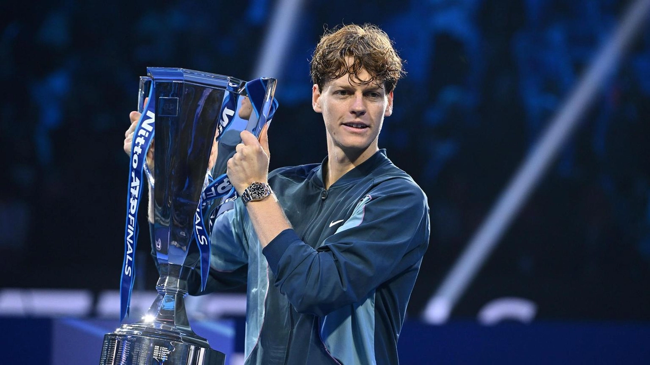 Jannik Sinner inizierà il 2025 con un'esibizione contro Alexei Popyrin a Melbourne, preparando il debutto agli Australian Open.