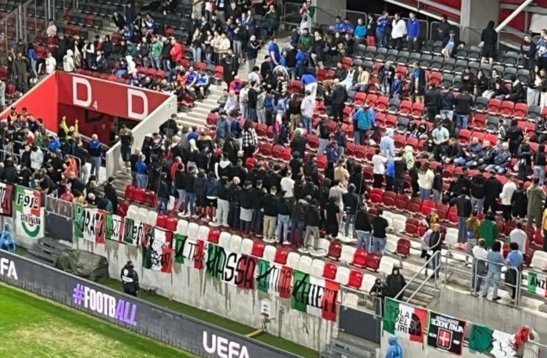 Italia, i tifosi azzurri si girano di spalle durante l’inno di Israele