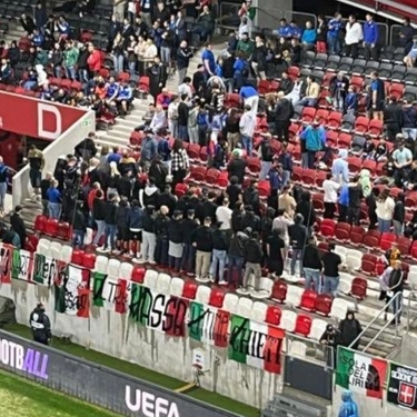 Italia, i tifosi azzurri si girano di spalle durante l’inno di Israele