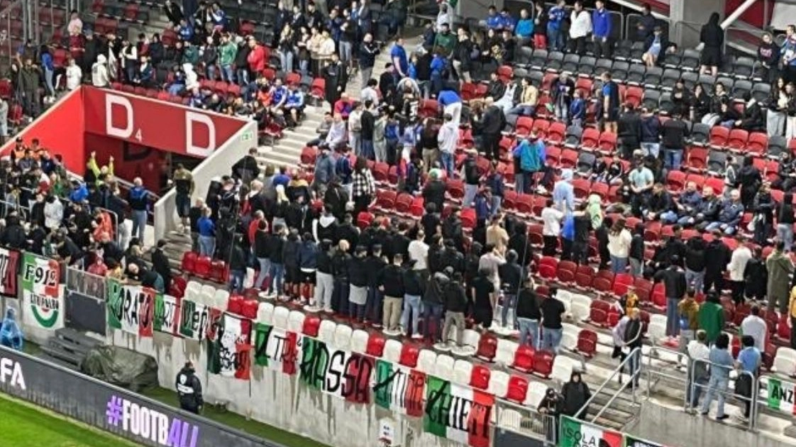 Tifosi azzurri di spalle durante l'Inno di Israele alla Bozsik Arena di Budapest