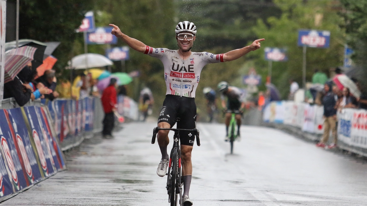 L'arrivo di Marc Hirschi a Larciano (Foto V. Pagni)