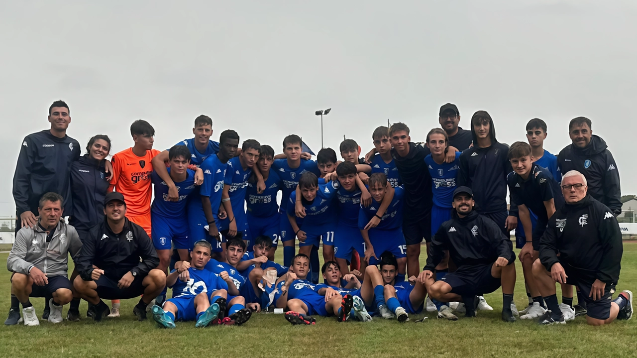 Il gruppo dell’Under 15 azzurro (Foto Empoli Fc) che ha bissato il successo contro la Lazio dei compagni più grandi, prevalendo 3-2 in casa Il gruppo dell’Under 15 azzurro (Foto Empoli Fc) che ha bissato il successo contro la Lazio dei compagni più grandi, prevalendo 3-2 in casa