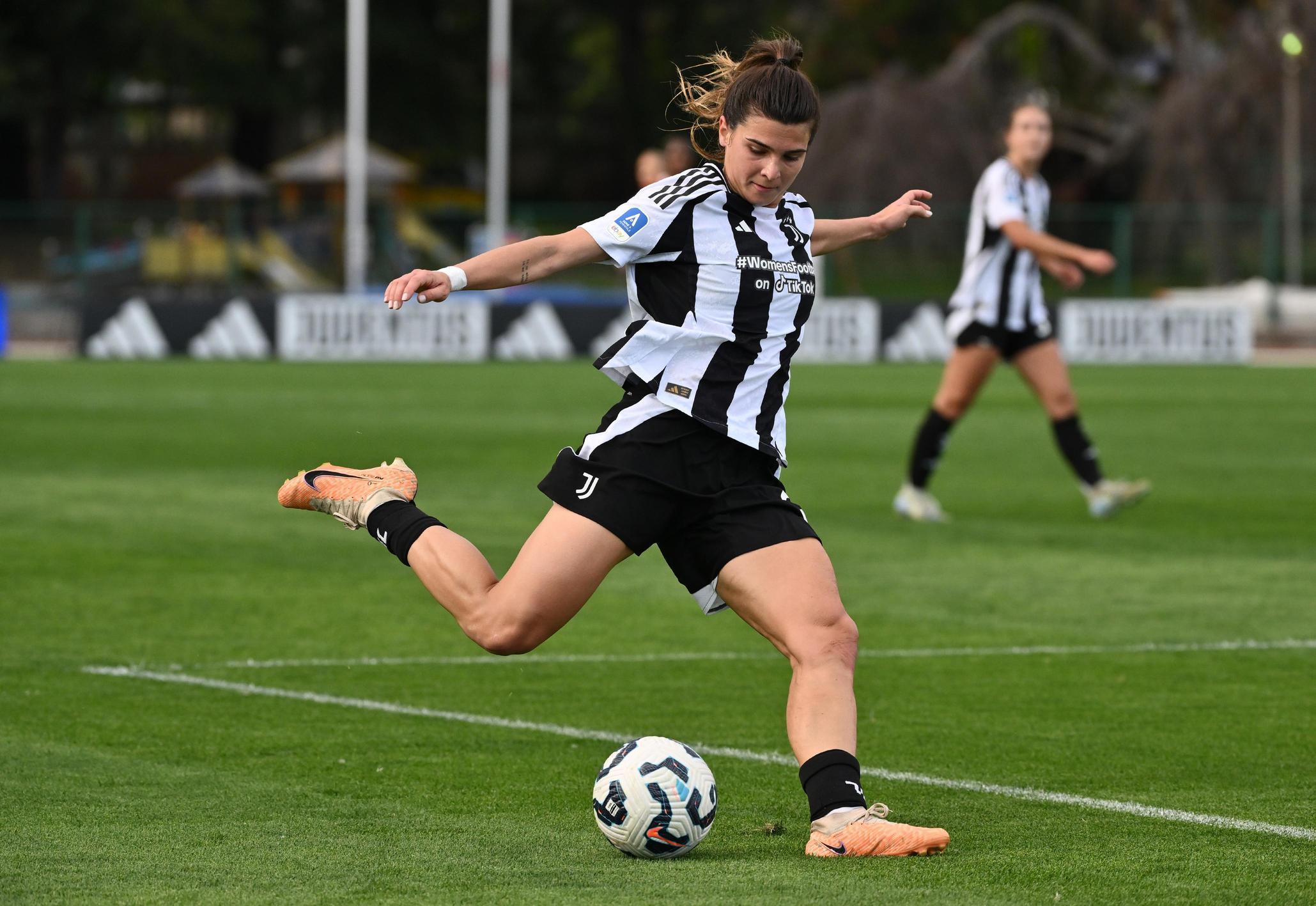 https://sport.quotidiano.net/image-service/view/acePublic/alias/contentid/YzZiMzc2NzItMmY2MC00/1/cantore-la-piu-pagata-fra-le-calciatrici-italiane.jpeg