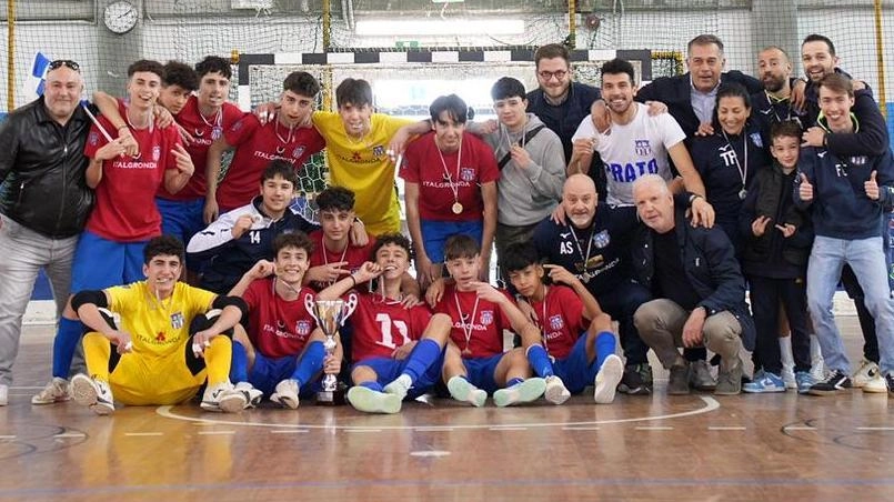 La formazione Under 15 dell'Italgronda Futsal Prato vince il titolo toscano battendo la Vigor Fucecchio 1-0 in finale, con rete decisiva di Ferraboschi. Il presidente esprime gioia e orgoglio per il successo, sottolineando l'importanza dell'investimento nel settore giovanile. La squadra è pronta per la fase nazionale.
