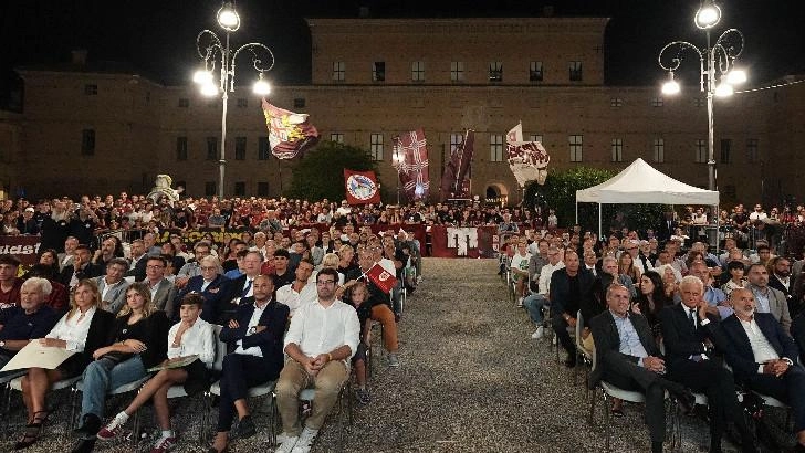 Entusiasmo in piazza a Gualtieri alla presentazione della squadra