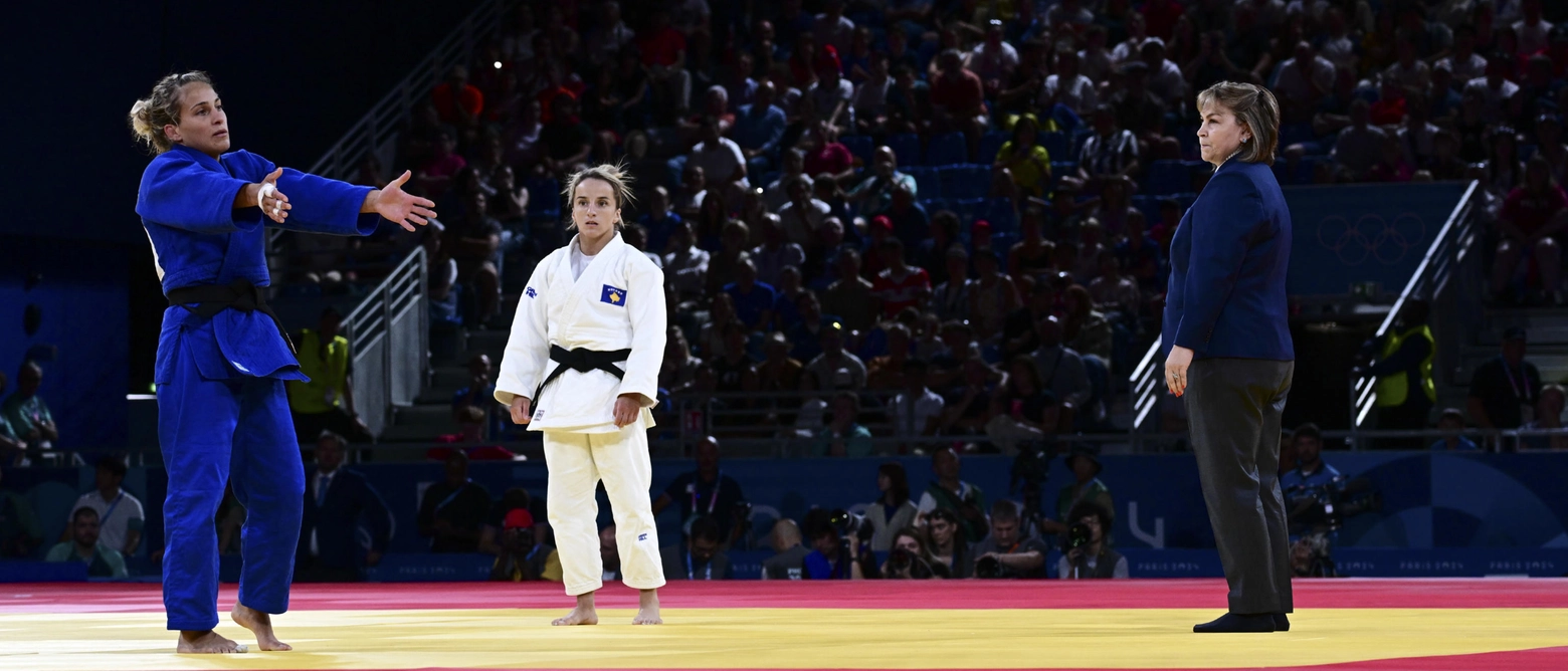 La judoka azzurra, Odette Giuffrida, con l'arbitro della Romania Rou Babiuc (Ansa)