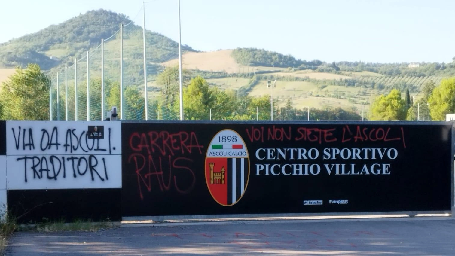 Dopo lo striscione sul ponte di Rozzi i tifosi hanno lasciato scritte su muri e cancelli.