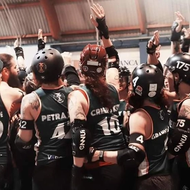 Rolly derby: il team, a prevalenza femminile, si allena e gareggia da dieci anni in uno sport fatto di contatto e velocità. Alla scoperta delle ’Bone-Crushing Hyenas’. Così le Iene combattono sui pattini a rotelle