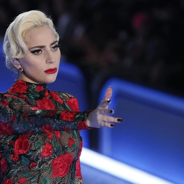 Parigi: i parigini applaudono Lady Gaga, che sorprende