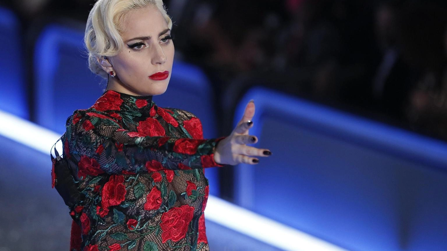 Parigi: i parigini applaudono Lady Gaga, che sorprende