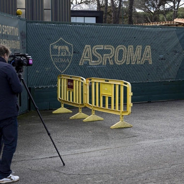 Calcio: tifosi Roma fuori Trigoria a Pellegrini 'vergognatevi'