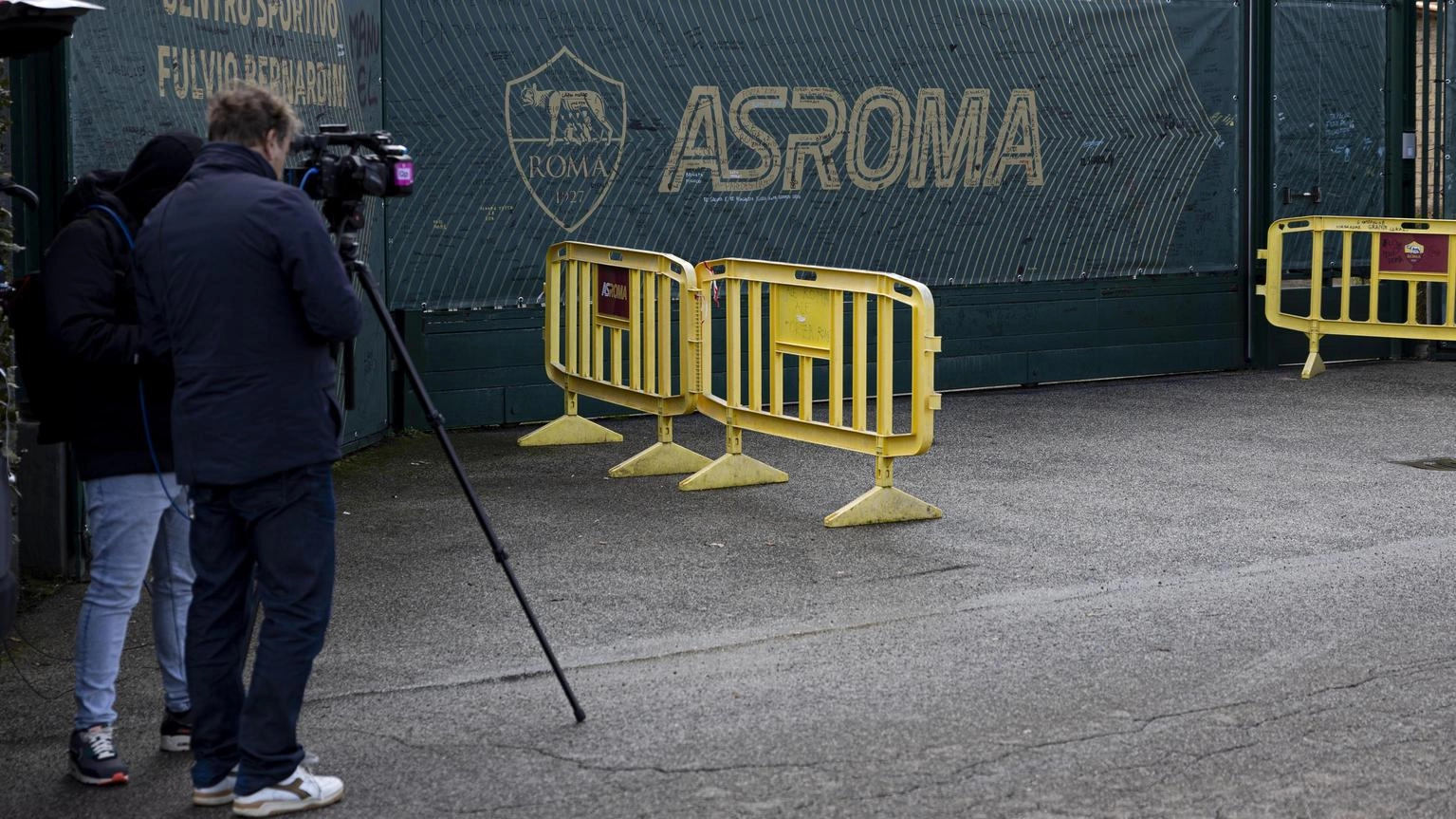 Calcio: tifosi Roma fuori Trigoria a Pellegrini 'vergognatevi'