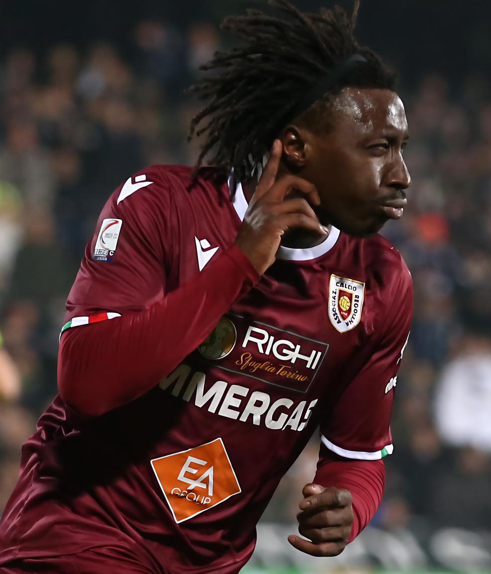 https://sport.quotidiano.net/image-service/view/acePublic/alias/contentid/ZDAxNTM4NjQtMzlmYi00/0/varela-larezzo-mette-la-freccia-in-attacco-cutolo-chiude-anche-per-il-difensore-arena.jpeg