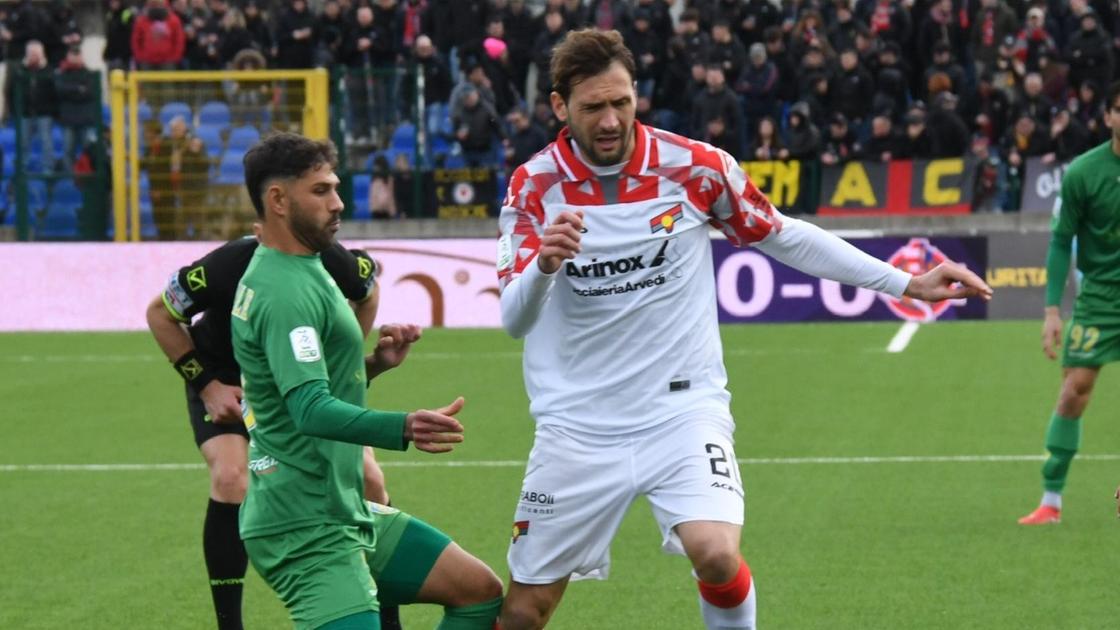 https://sport.quotidiano.net/image-service/view/acePublic/alias/contentid/ZDFlMmI3YTMtNTI3Zi00/0/cremonese-salvata-da-johnsen-a-carrara-arriva-soltanto-un-pari.jpeg?f=16:9&w=1200&h=630