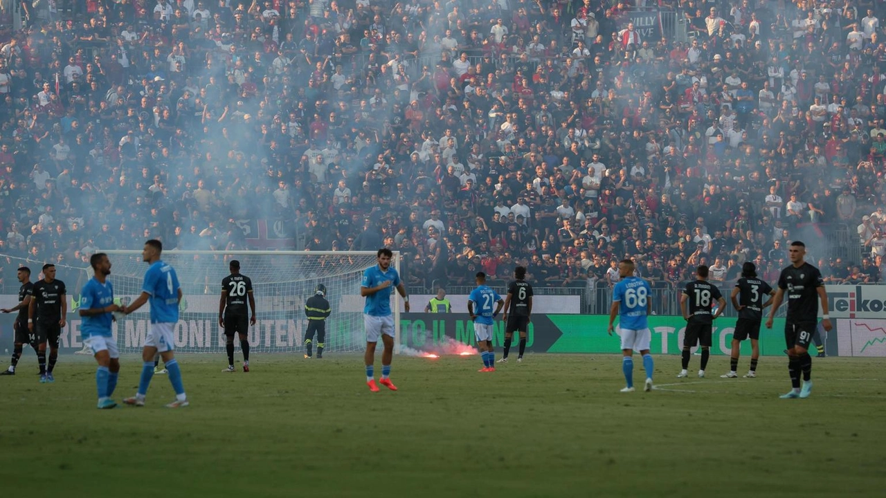 Partita ripresa dopo lancio fumogeni tifosi ospiti ai rossoblù