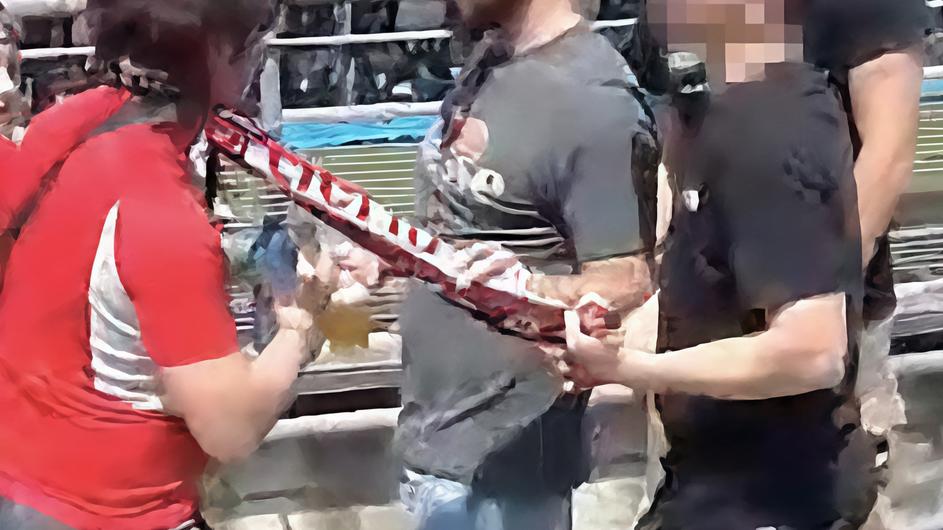 Episodio da stadio, la sciarpa granata nel derby Sassuolo Cagliari