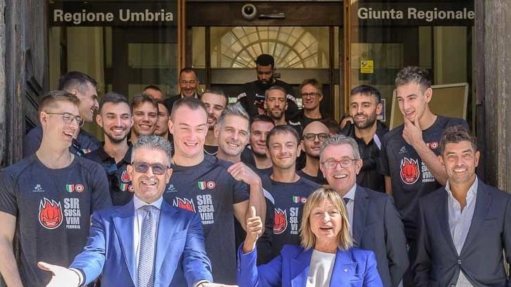 Il presidente Gino Sirci con la squadra in Regione. L. a presidente Donatella Tesei ha accompagnato il gruppo in visita all’interno degli uffici di Palazzo Donini