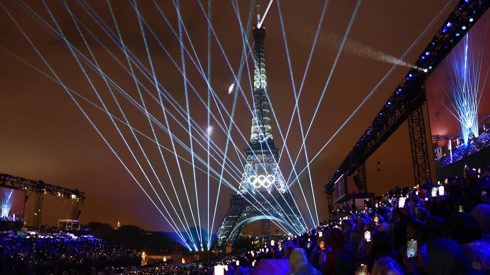 La Torre Eiffel illuminata alla cerimonia di apertura dei Giochi di Parigi