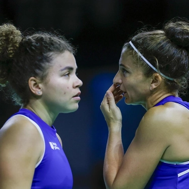 L’Italia batte la Polonia della star Swiatek con Bronzetti e la rimonta di Errani-Paolini: ora la vincente di Slovacchia-Gran Bretagna. Azzurre da impazzire, volano in finale di BJK Cup