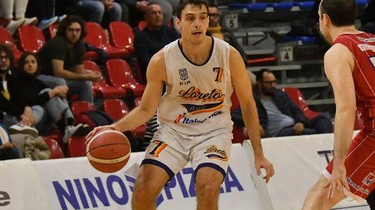 Cipriani (Italservice Loreto basket) in. palleggio