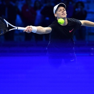 Sinner doma anche Medvedev alle Atp Finals: semifinale da primo del girone