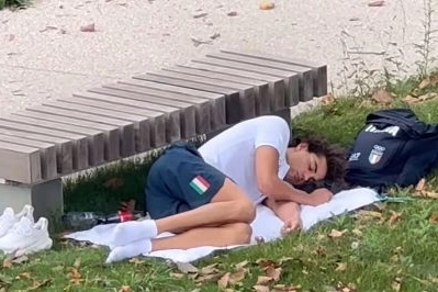 Ceccon mentre dorme sul prato del villaggio olimpico