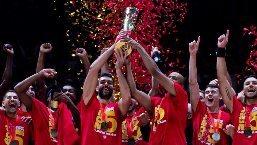 L’Olimpia Milano durante i festeggiamenti per la vittoria della Supercoppa Italiana