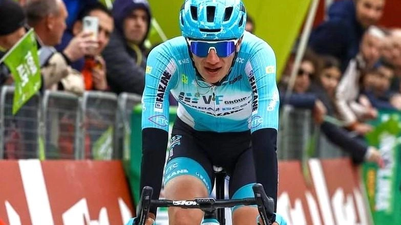 Giulio Pellizzari si distingue al Tour of the Alps, conquistando l'ottavo posto nella classifica generale e confermandosi come promessa del ciclismo marchigiano. Prossimo obiettivo: il Giro d'Italia.
