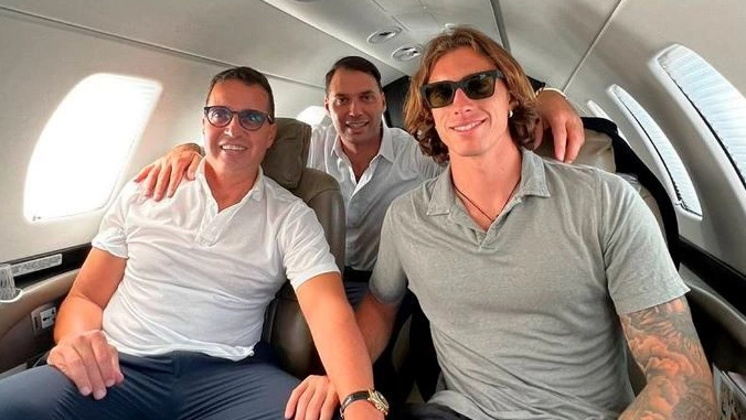 Riccardo Calafiori con i due manager sull'aereo che lo porterà all'Arsenal