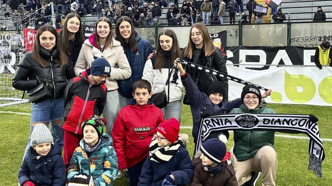 https://sport.quotidiano.net/image-service/view/acePublic/alias/contentid/ZDYzNWRlNDEtMTBiOC00/0/giovani-panterini-presenti-allo-stadio-sfilata-sul-campo-e-poi-tutti-in-tribuna.jpeg?f=16:9&w=1200&h=630