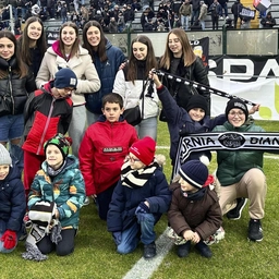 Calcio e Contrade. Giovani panterini presenti allo stadio. Sfilata sul campo e poi tutti in tribuna