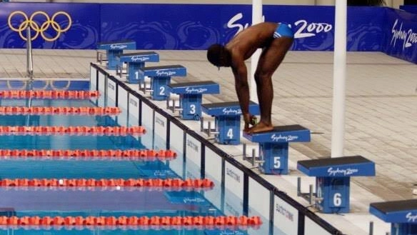 Eric Moussambani, atleta della Guinea Equatoriale, gareggia solitario dopo la falsa partenza dei due atleti rivali