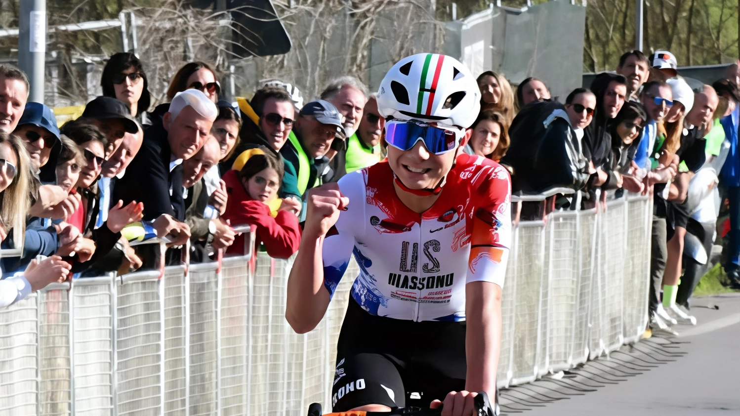 Il giovane ciclista Achille Bellato trionfa nel "Lombardia Giovani" grazie alla sua maturità fisica e mentale. Vince a Costamasnaga, battendo Luca Frontini. È il secondo successo stagionale per l'Unione Sportiva Biassono.
